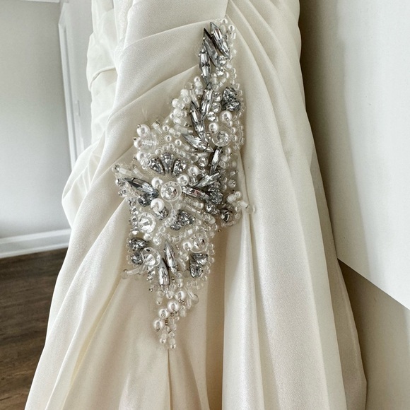 Maggie Sottero Wedding Gown size 4 (regular dress size 2) - Picture 10 of 13